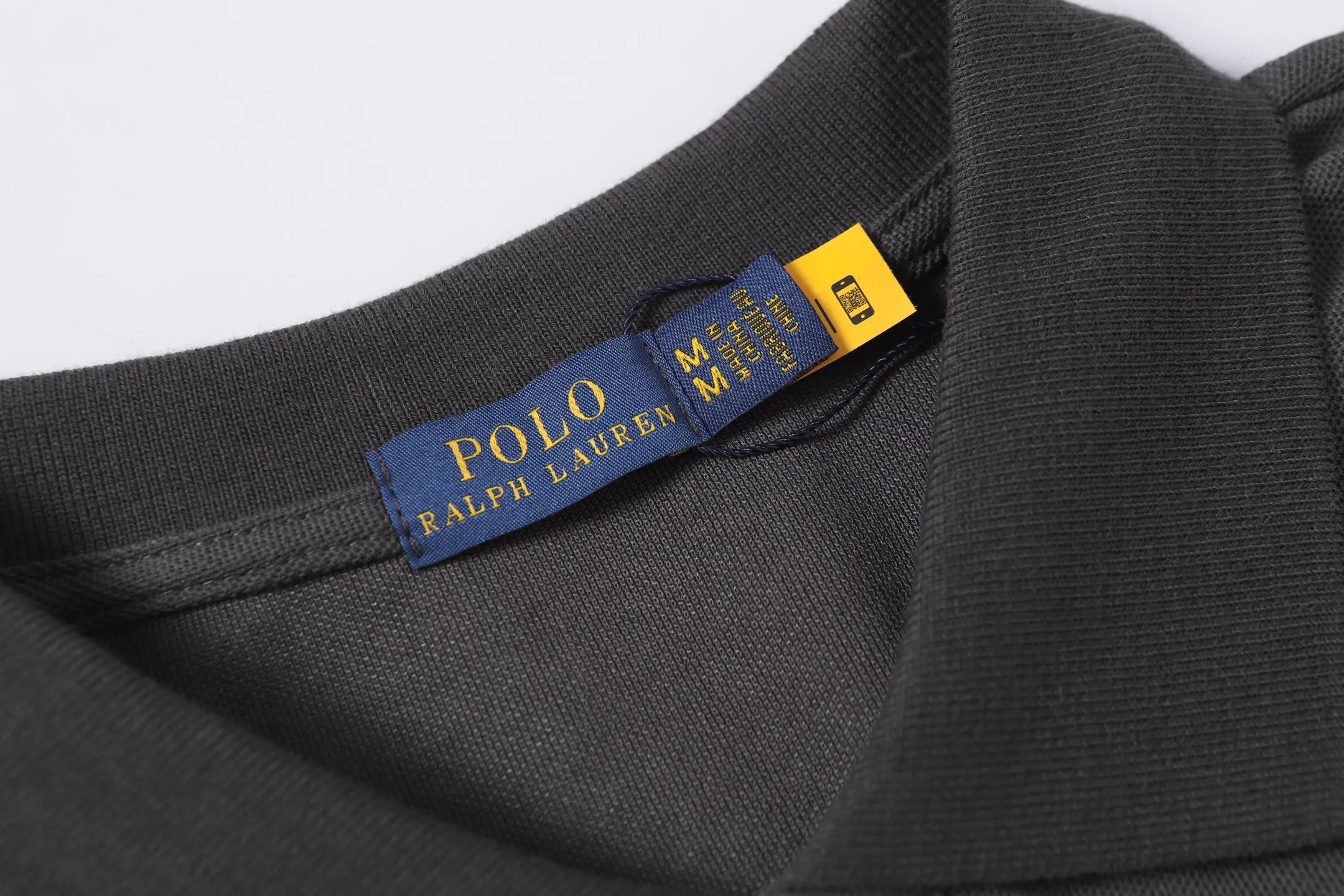 P156 Style number: A016 [Ralph Lauren classic bear print Polo shirt] ✅250 grams of fine cotton pique fabric, custom-woven and dyed threads ✅Original stickers Scan the QR code to enter the official website ✅Large version, loose and stylish, can wear up to 210 pounds Color: black, white, navy, blue, sky blue, dark gray, floral gray Size: S-XL